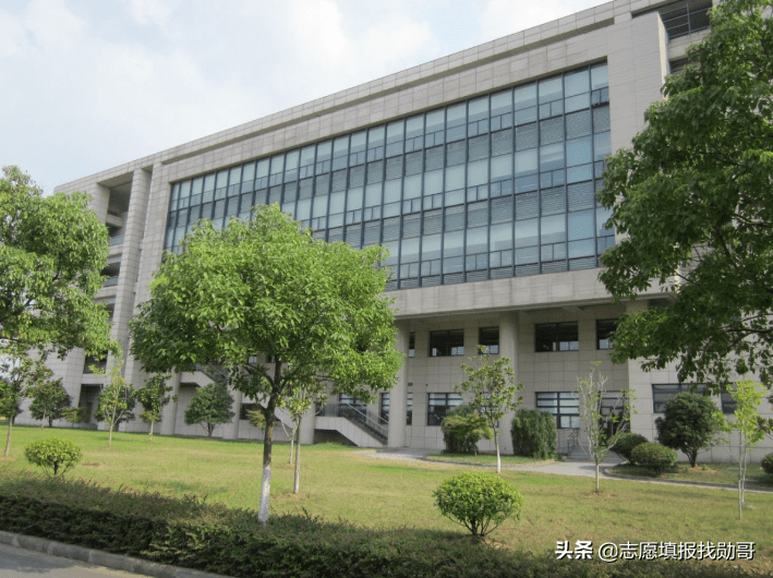 這所醫科大學不是985211卻在全國醫科大學中排名第三