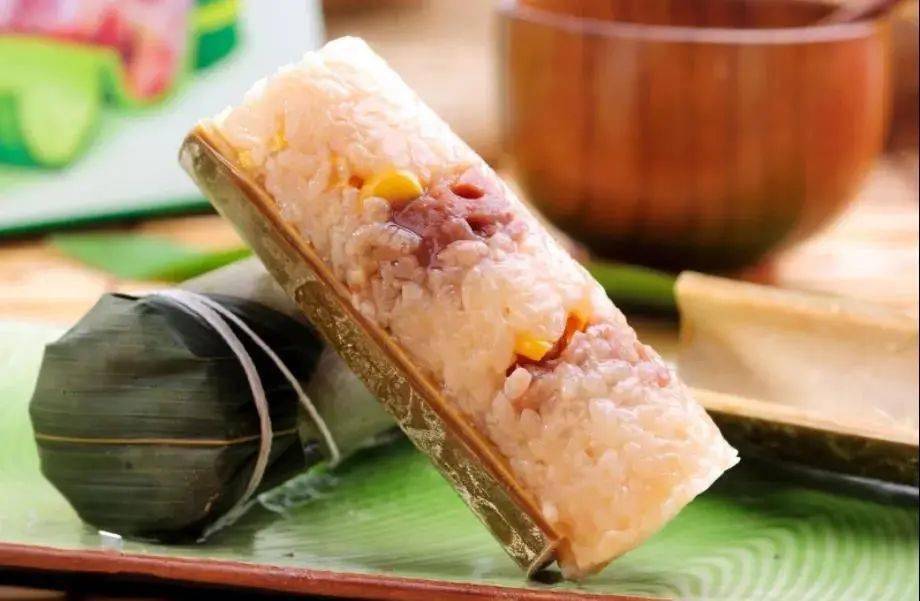 用蕉叶,粽粑叶封口,吃过竹筒饭的小伙伴,就能想到这个竹筒粽子味道得