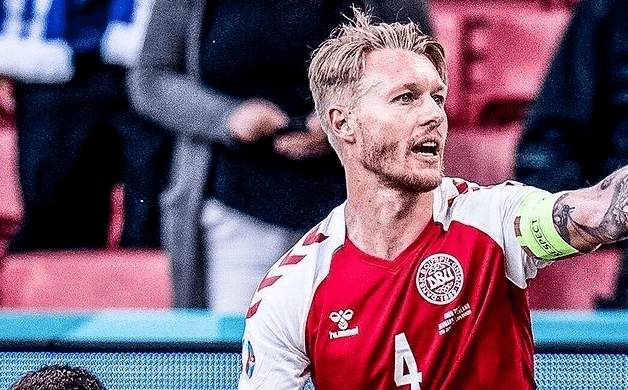 丹麦队长西蒙-凯尔第一时间蹲在埃里克森的身边,确保没有吞舌窒息的