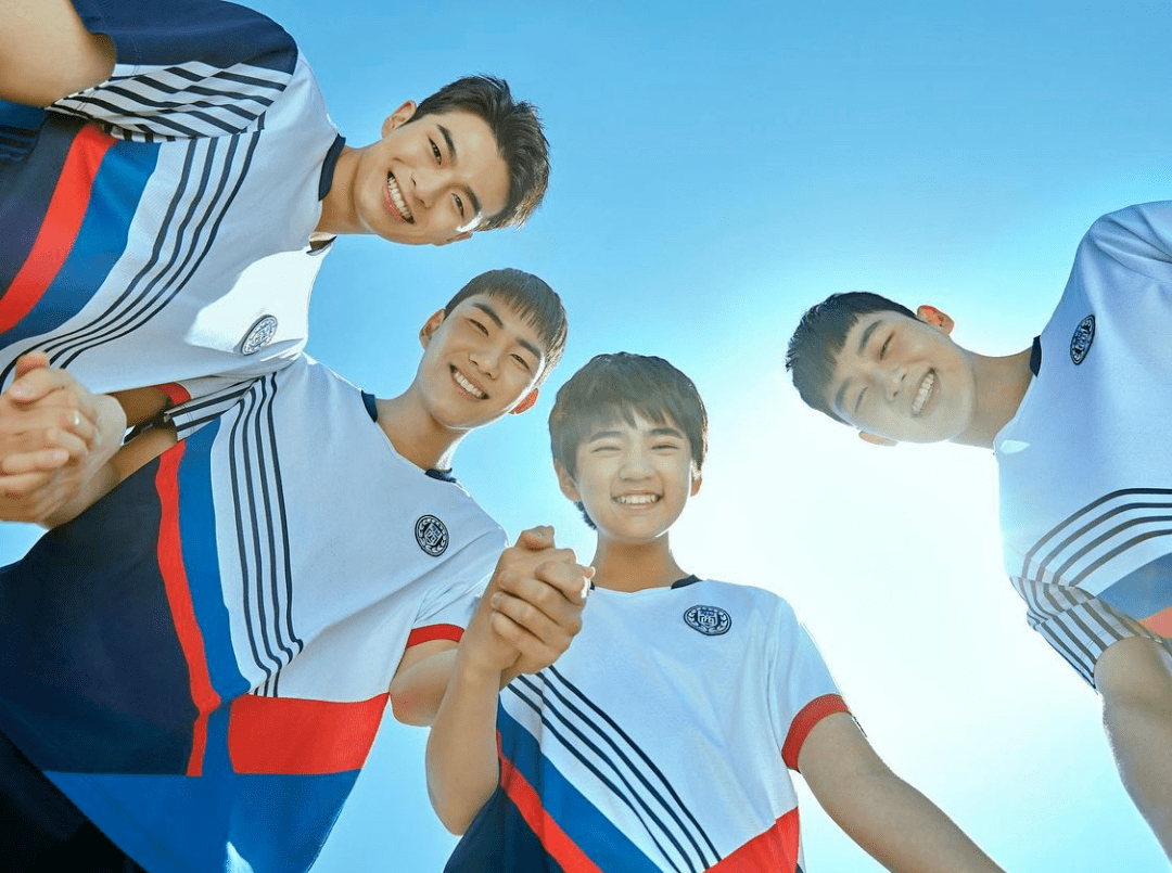 03年出生,7岁就出道,他是《爱的迫降》里的"小可