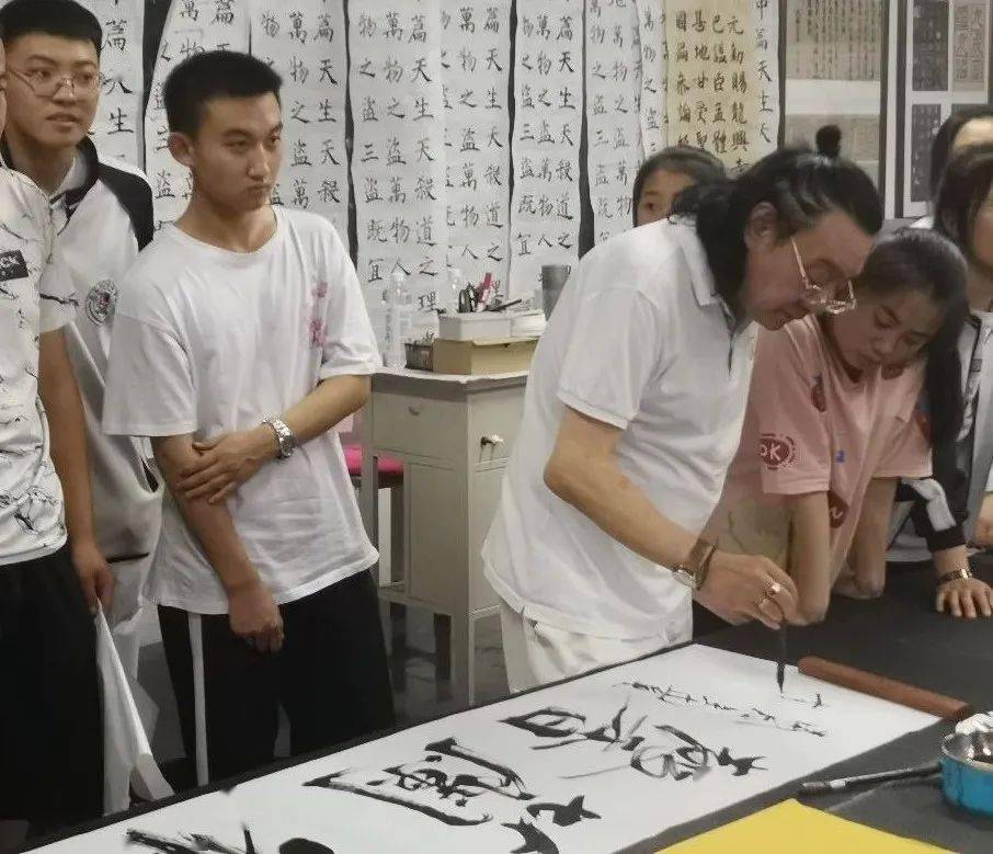 著名书法家吴宪亮 师小明 王金昌现场挥毫,指导学子书法创作_启航