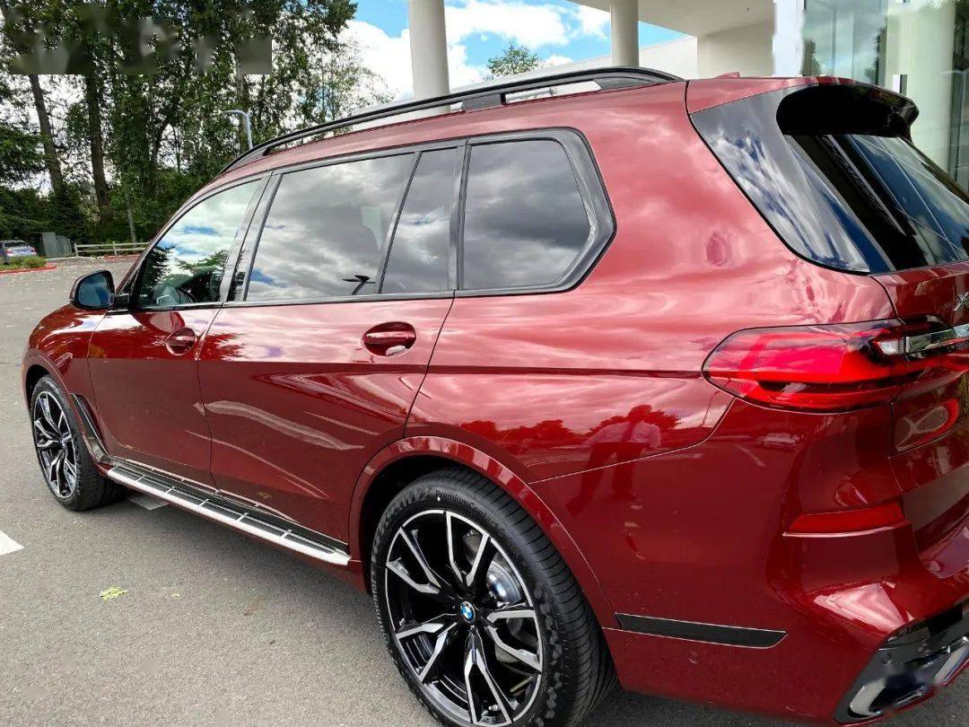 宝马x7个性化定制砂金石红车漆,效果是这样的.