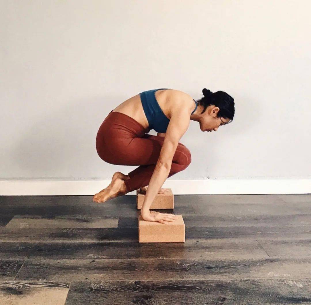 练好这个瑜伽体式手倒立鹤禅式等高难度手支撑体式都能轻松拿下