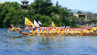 端午节的习俗,除了吃粽子之外,还有划龙舟,挂艾草菖蒲,放风筝等.