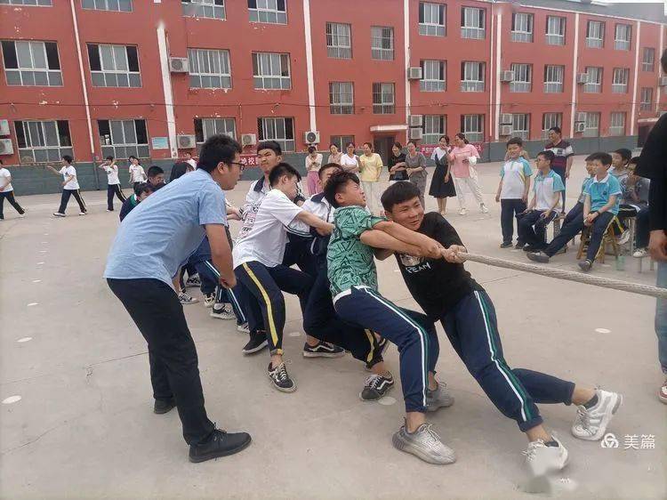 馆陶县路桥中学拔河场上激情四射的学子们
