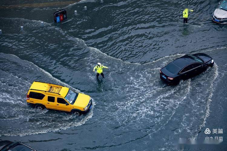 大雨磅礴实拍汉中交警在雨中坚守