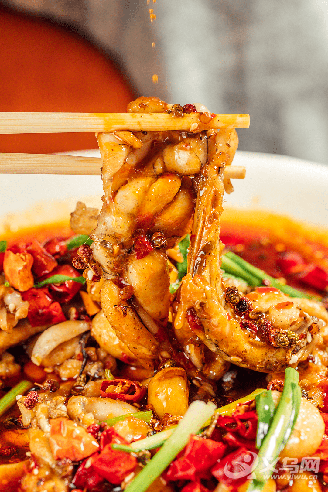销魂跳跳蛙(麻辣鲜香)鱼汤也是美妙,汤汁金黄颇有食欲,咸鲜的味道来自