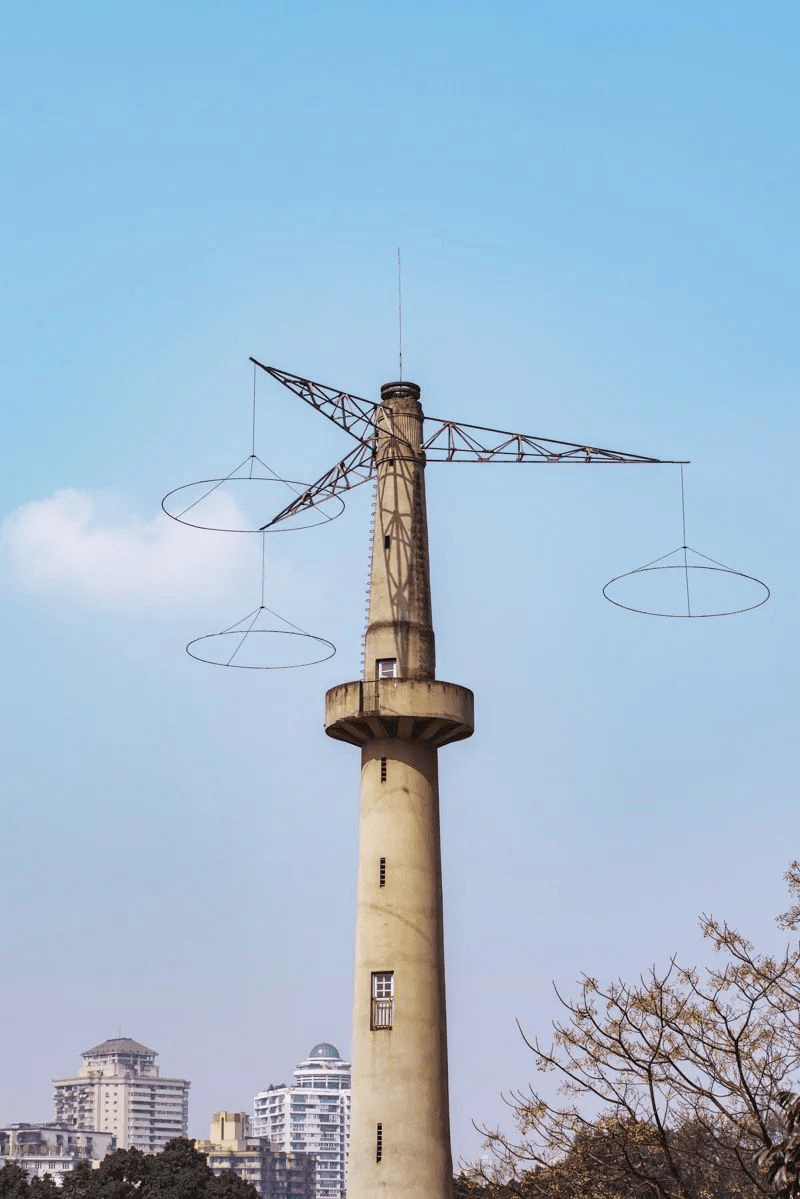 跳伞塔为钢筋混凝土结构,呈圆锥形.