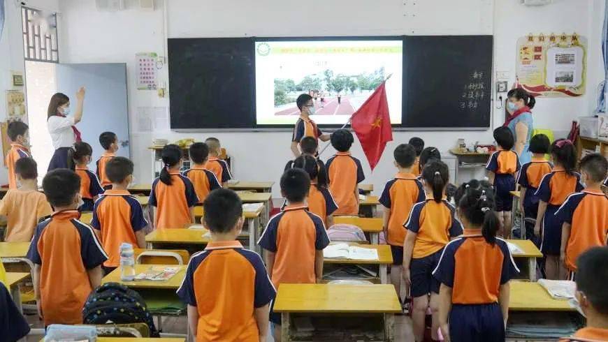 肇庆市端城小学举行了2021年"学党史,强信念,跟党走"第一批新队员入队