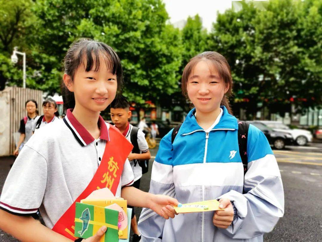 春蕾中学为同学们准备了五份礼物。活动当天，全体初三学生、老师、各班