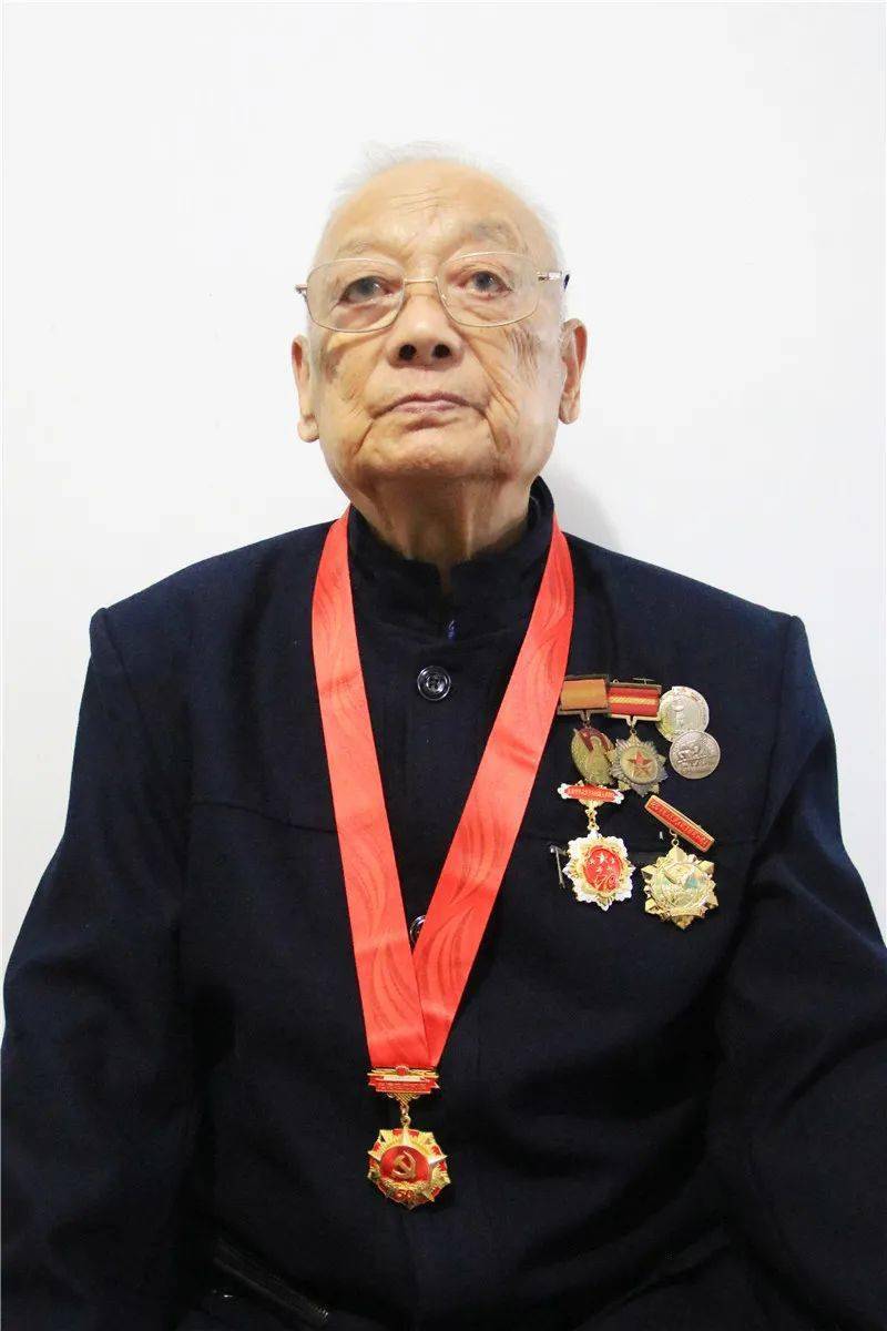 1929年出生的陈培忠,祖籍江苏淮阴,党龄72年.