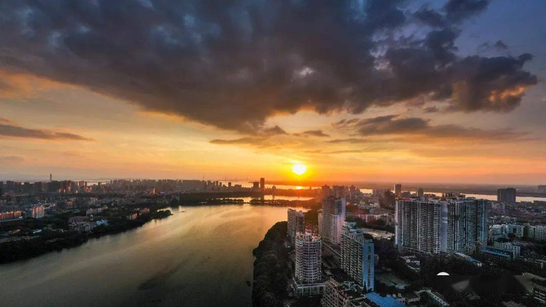 俯瞰九江主城区壮美晚霞风景如画