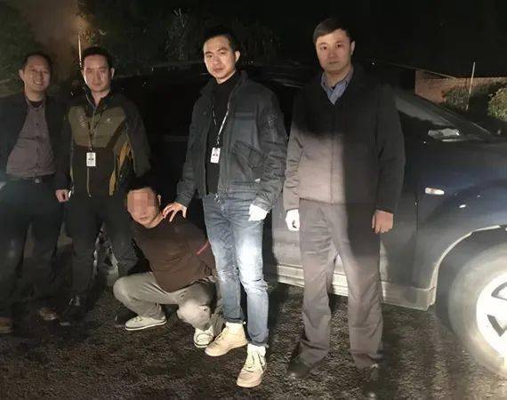 何力与同事将潜逃近20年逃犯抓捕归案