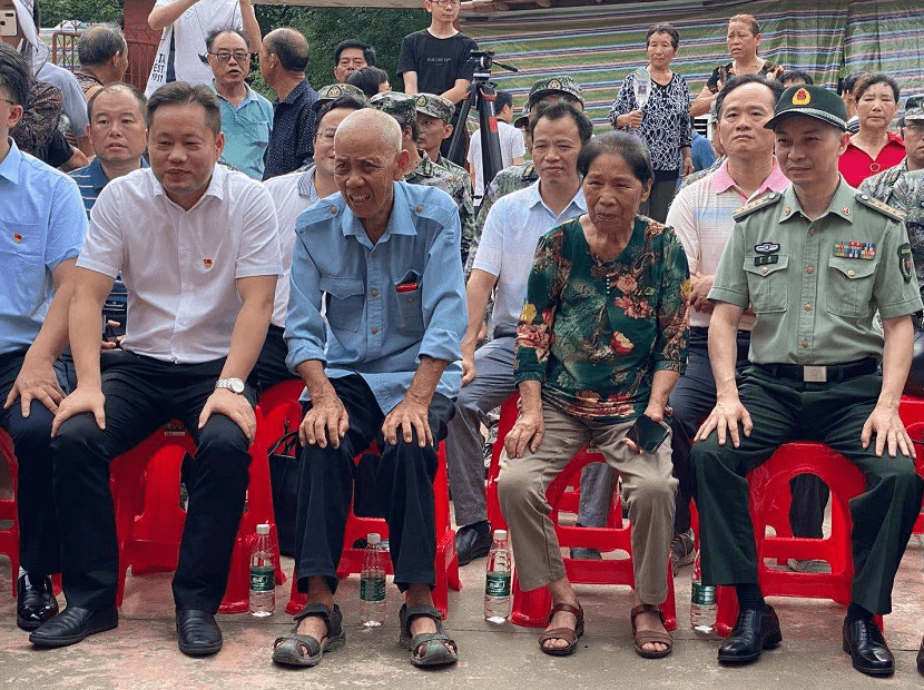 运载火箭|亲友齐聚宇航员汤洪波老家观看首飞 汤父：身穿儿子送的蓝衬衣 今天意义非凡