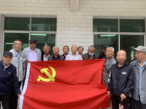 横山区组织离退休党员干部开展“向党说句心里话,我与党旗合个影”主题党日活动_中国共产党