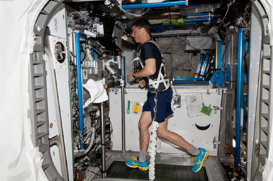 在中国空间站生活的宇航员能洗澡(在中国空间站生活的宇航员能洗澡吗?小鸡答案)