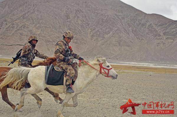 策马扬鞭,守卫边关:新疆军区某红军团英雄营马术训练掠影_战马