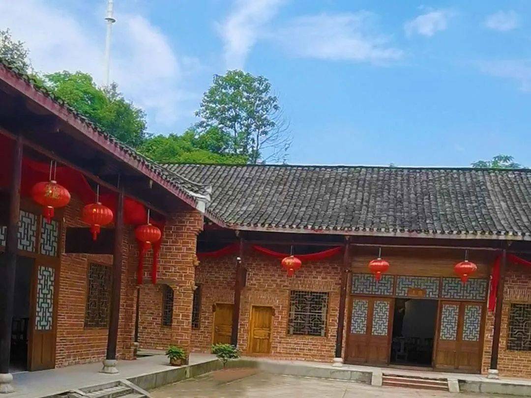 推开古色古香的木门,红砖小瓦,庭院方正,这幢极具南方特色的四合院将