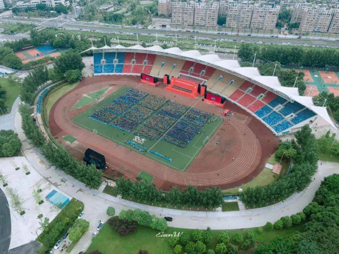 西南交通大学2021届学生毕业典礼在犀浦校区北区田径场6月18日上午8