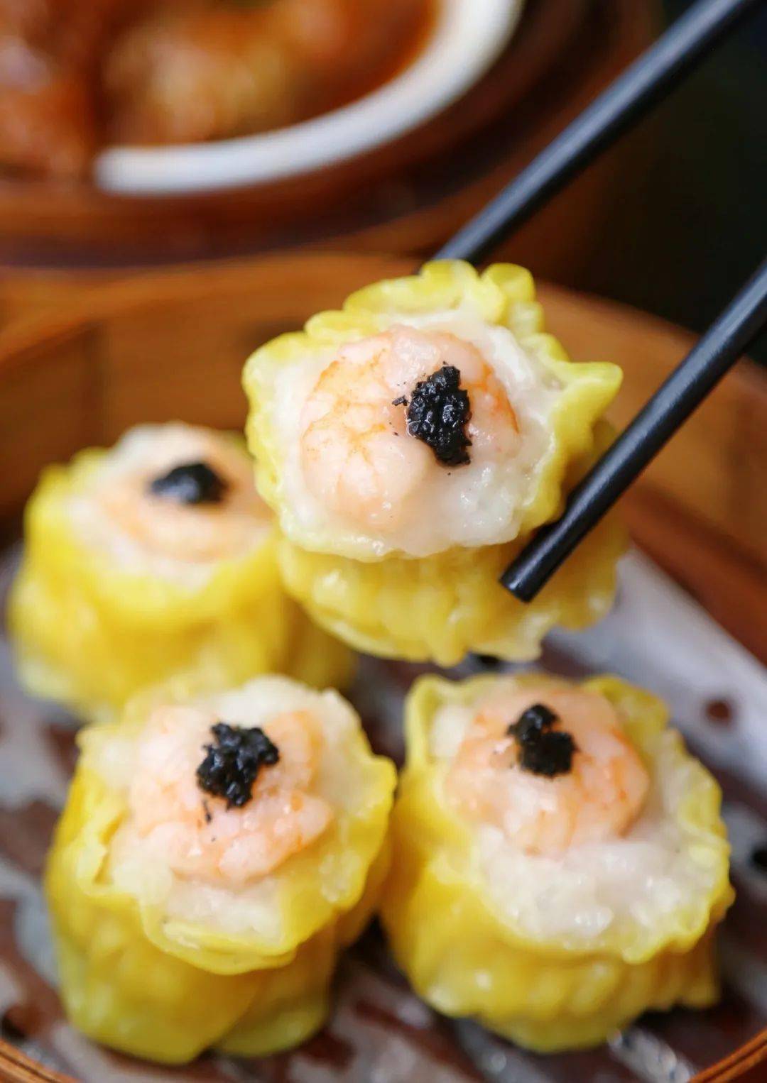 钻石鲜虾仁饺,紫金酱凤爪,黑松露烧麦皇……蒸笼层叠,热气氤氲,不停地