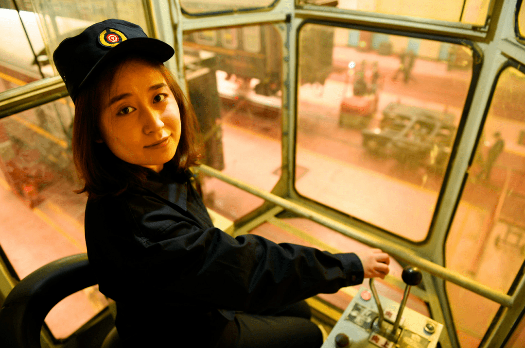 铁路上女司机开起车来这么飒