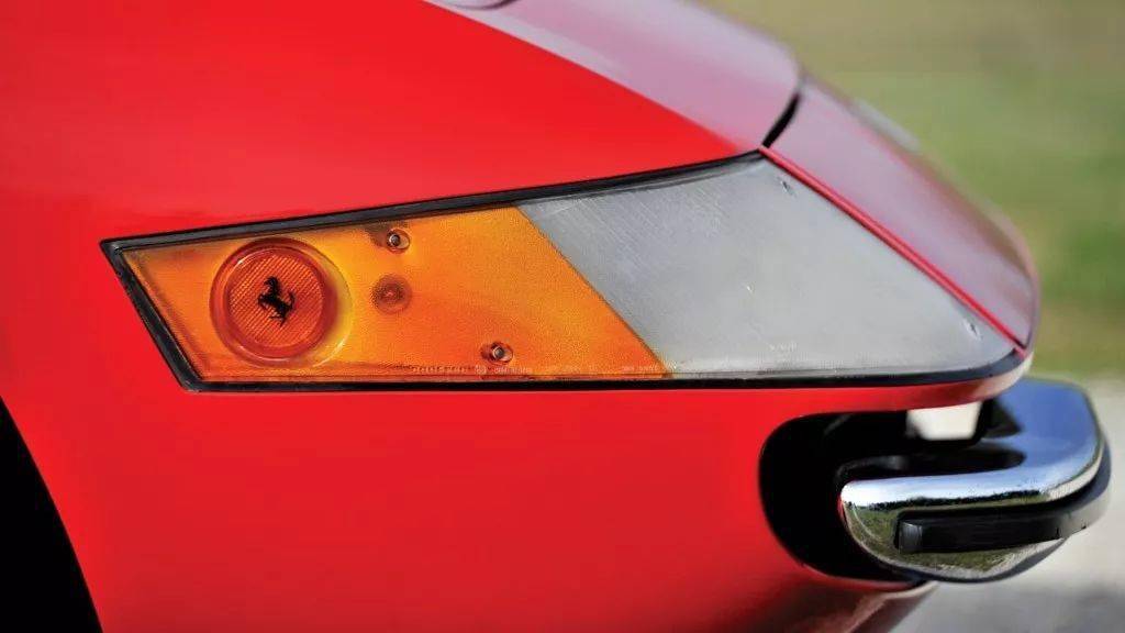 翻灯的法拉利敞篷多少男人的梦想