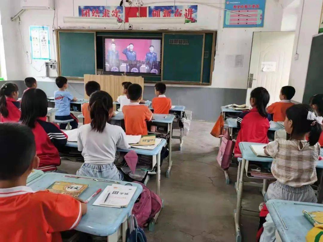 燕店镇联校组织学生观看"神舟十二号"载人飞船发射_莘县