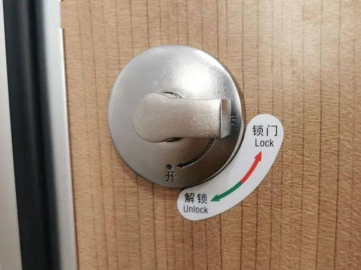 尴尬了火车上的卫生间到底怎么锁门