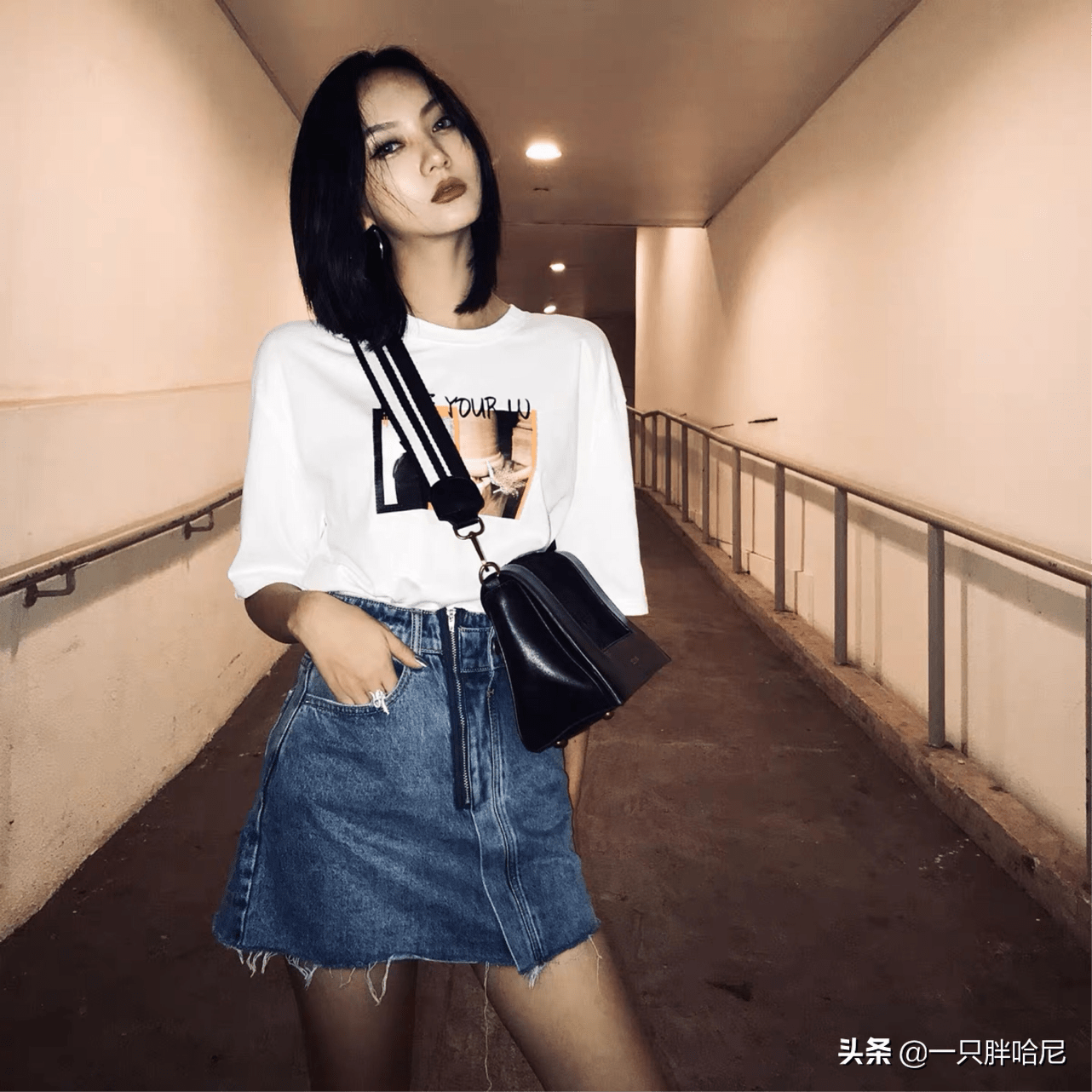 夏天牛仔裙更时髦的打开方式和这3件上衣搭配