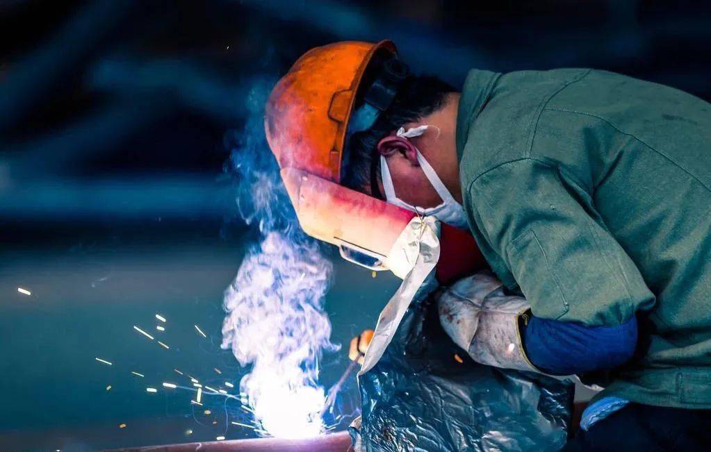 从事电焊作业的人员电焊工属于特种技术操作工种电焊是一种明火作业