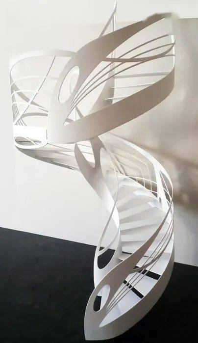 staircase楼梯的折角,线条,体块很容易产生视觉上的交叉感,错落的楼梯