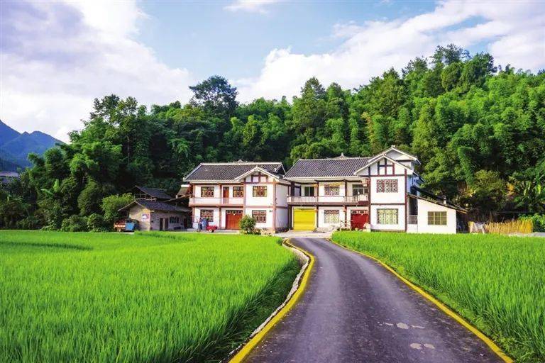 规划建设美丽乡村示范点216个,村庄整治点820个,新(改)建黔北民居7万