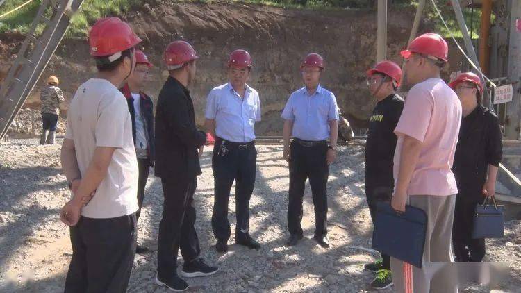 6月18日,平顺县人大常委会主任王建中到东寺头乡人大代表联络站开展