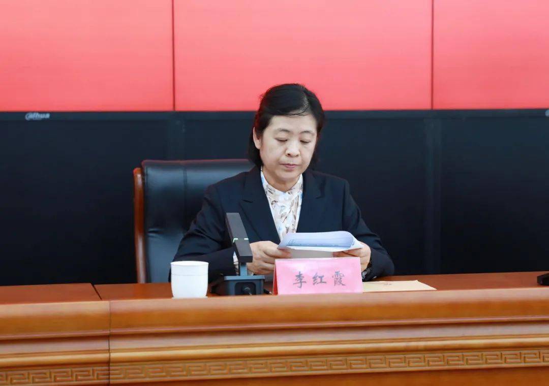 自治区纪委监委组织部部长李红霞代表自治区纪委监委到会讲话.