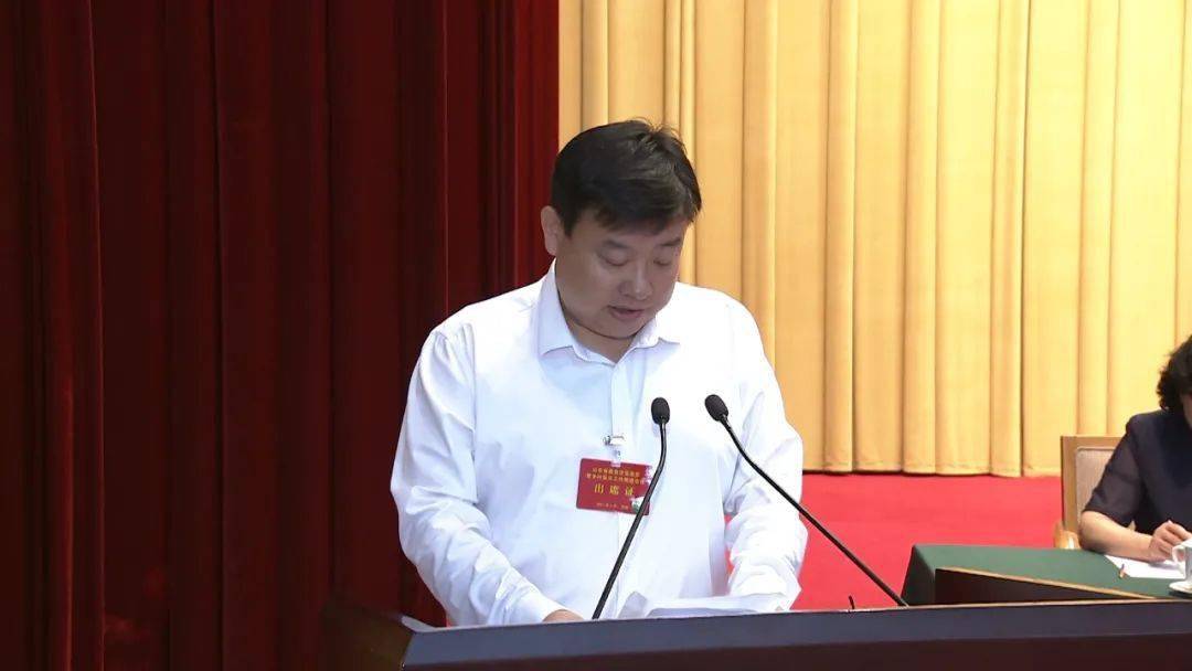 单县人大常委会副主任朱艳霞上台领奖单县县委副书记,县长魏传永上台