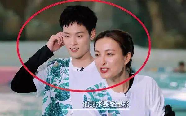 吴昕被李沁踢下水瞬间卸妆面色黑了2度