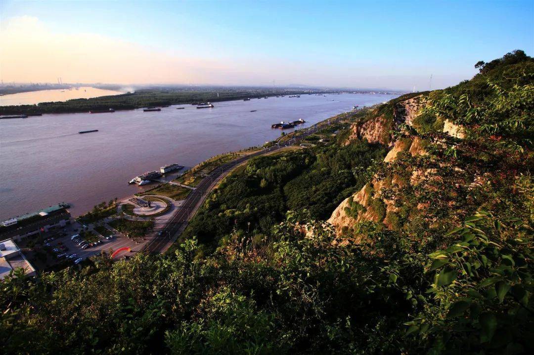 梅山钢铁位于南京市雨花台区,中国宝武钢铁集团旗下核心企业宝钢股份