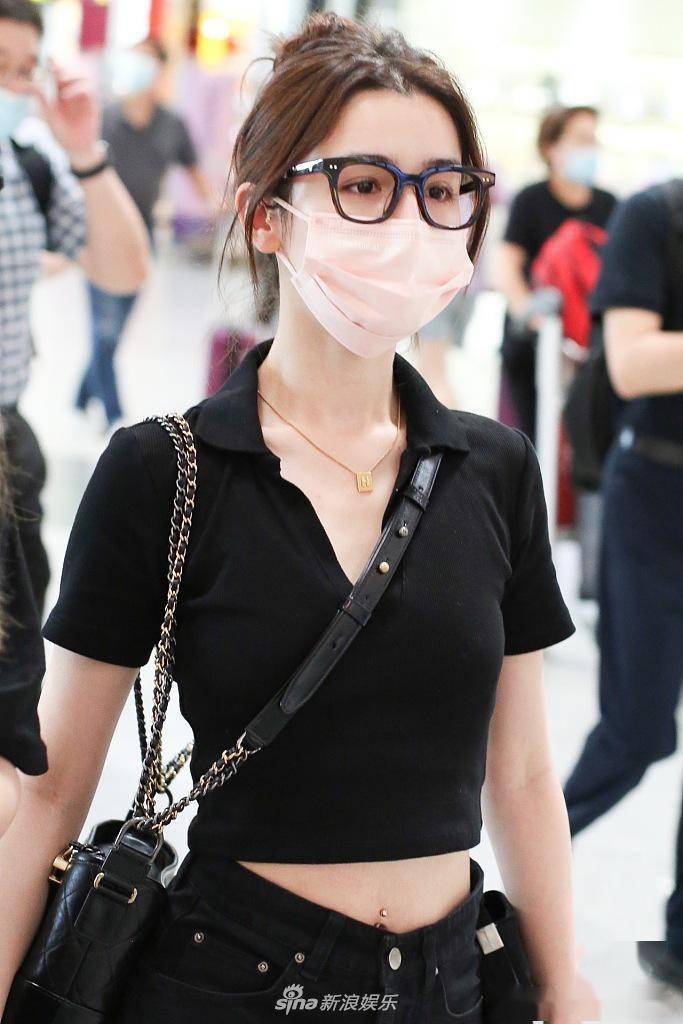 哈妮克孜穿黑色短款t恤大秀蛮腰 可爱比剪刀手笑容甜美_机场