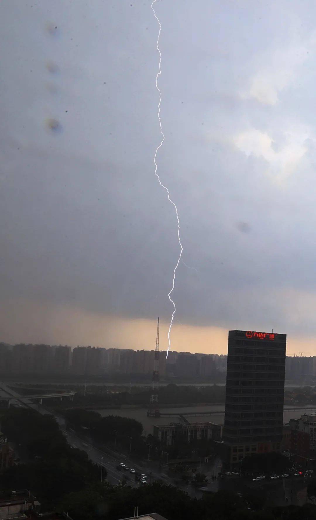 雷声阵阵 长空闪电 大雨瓢泼终于下了一场及时雨图:薛贺光天空乌云密