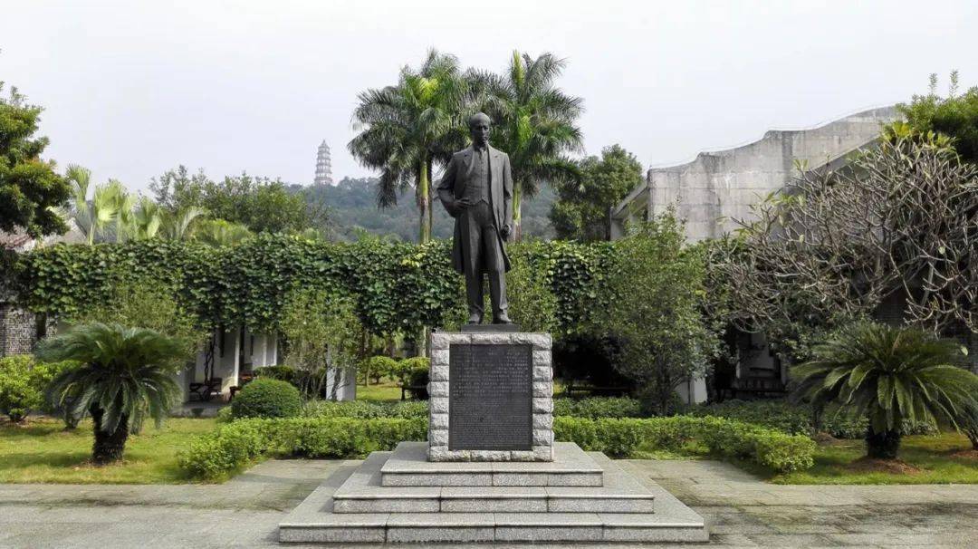 梁启超铜像翻开这本书的目录,每封书信标注的副标题都是编者从信中