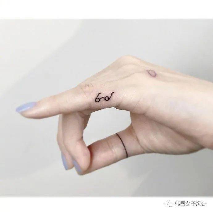 这种小纹身太好看了---每个纹身都有特定含义,1961会不会是泰妍爸爸