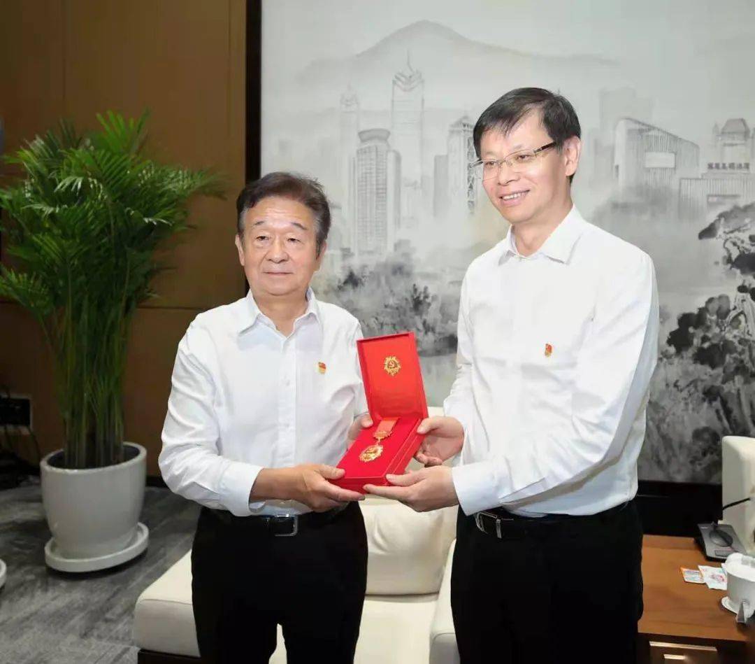 现场,许昆林向周福元,冯瑞渡,王金华,秦振华,常德盛,宁德厚,许根木等