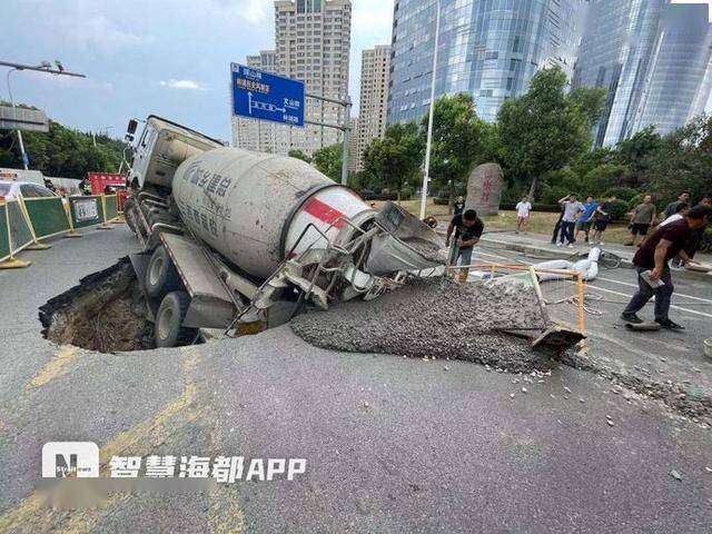 突发福州一水泥搅拌车陷入路面深坑