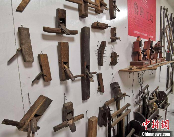 他正埋头制作拥有2500多年历史的鲁班凳,又称"