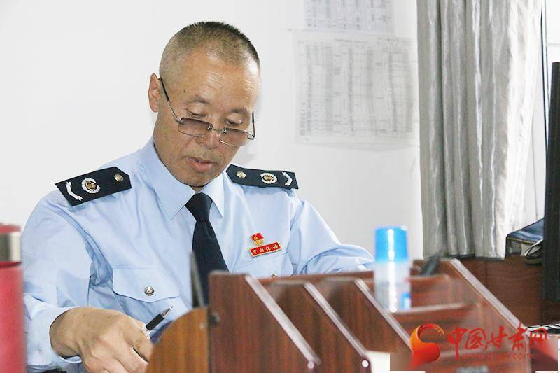 "税收卫士"李劼:誓言如磐石 奉献映山川