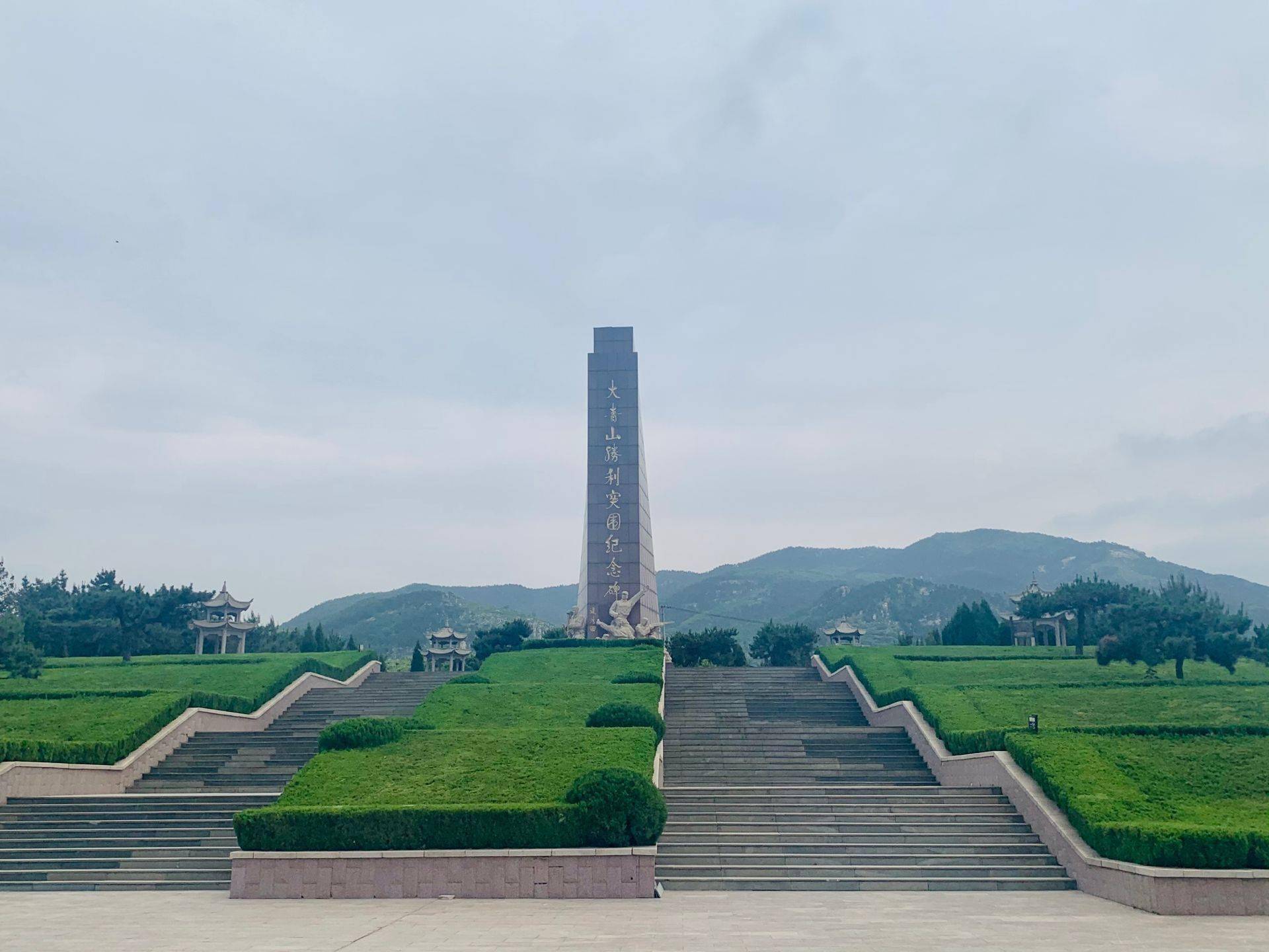 沂蒙山腹地的大青山胜利突围纪念馆开展参观学习活动,缅怀革命先烈