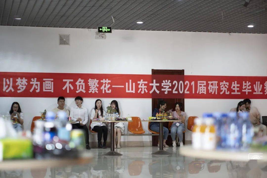 因为年轻,我们拥有斑斓的青春,因为年轻,我们拥有五彩的梦想,笑着告别