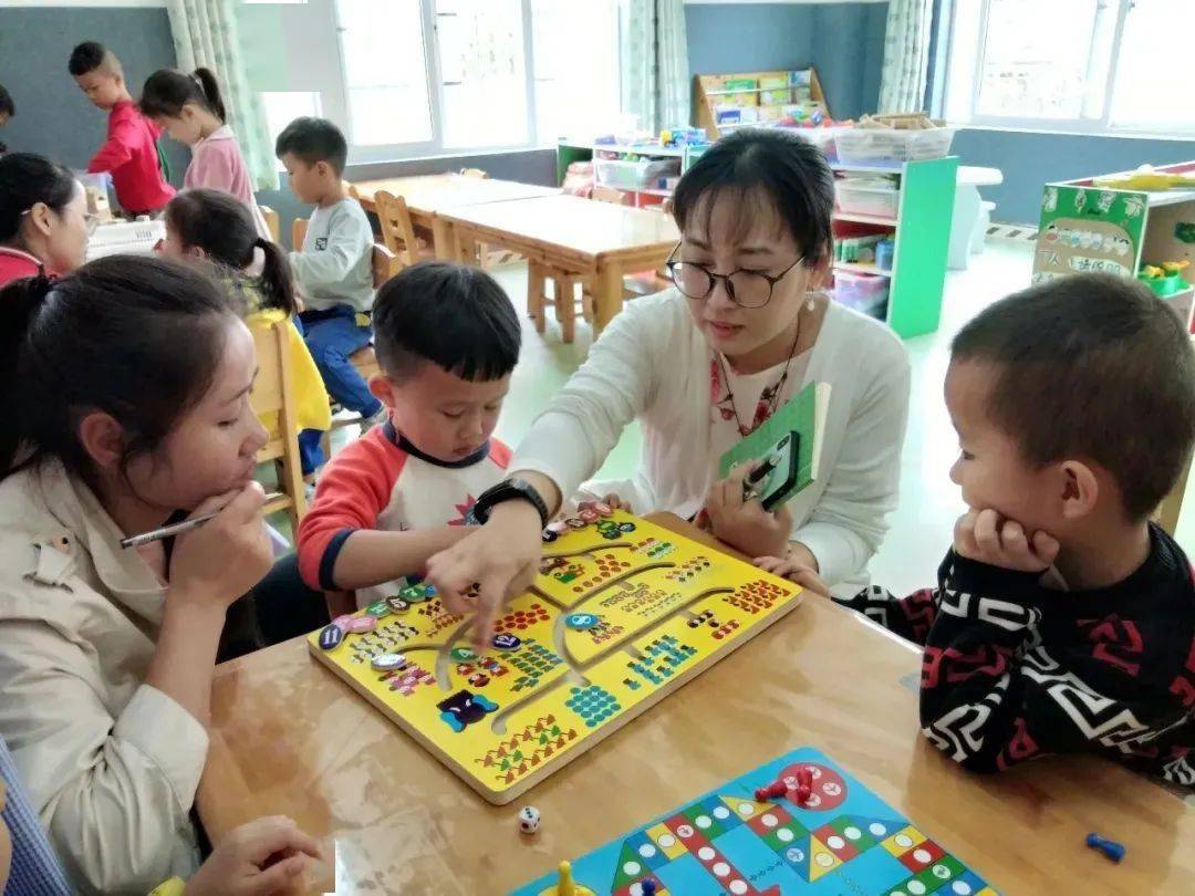 胡英卓老师积极响应号召,主动报名远赴贵州麻江县宣威镇中心幼儿园与