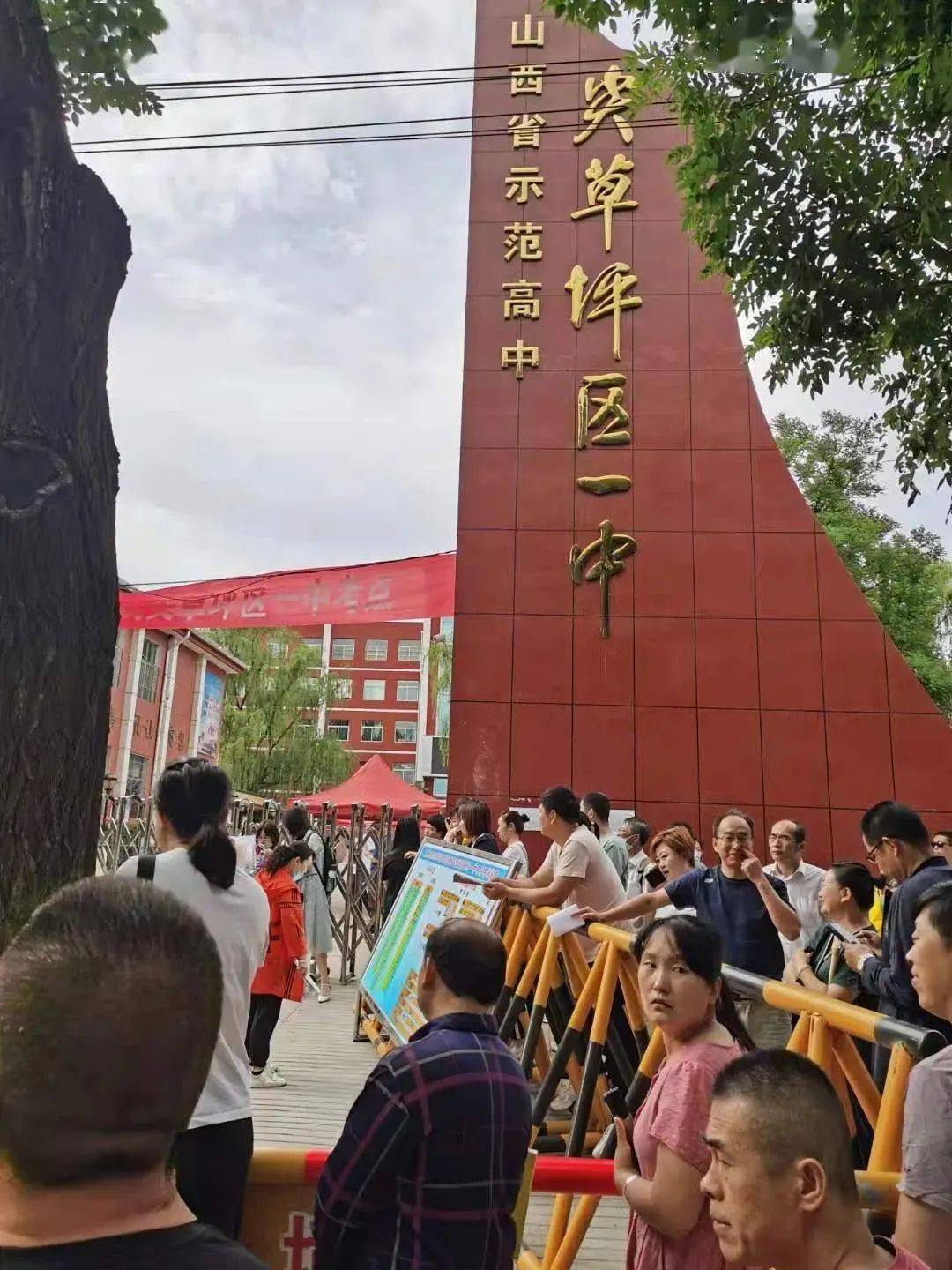 "20日上午,在太原市尖草坪区一中学校门口,一辆私家车上跑下一位考生