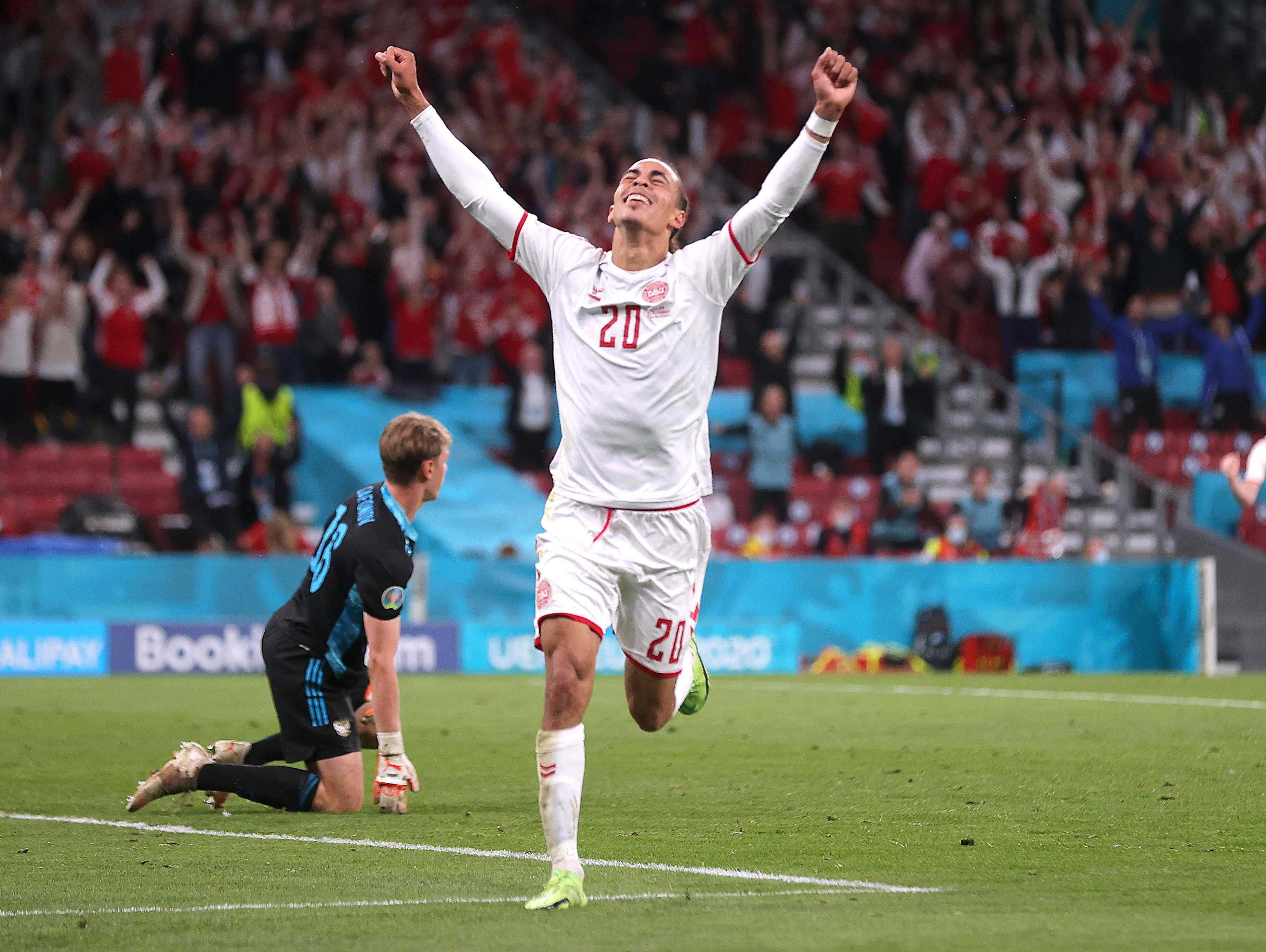 6月21日,丹麦队球员波尔森庆祝进球
